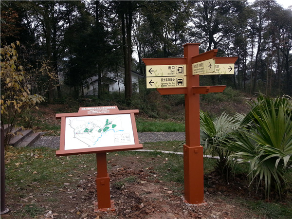 在現代大城市或一些鄉村道路上，合理的價格路標隨處可見。盡管人們在日常生活中并不太注意他們，但大多數時候他們會快速瀏覽一下，獲取他們需要的信息，然后離開。甚至一些未開化的人也樂于破壞這種公共物品。為了引起人們對導視牌的注意，我們來介紹一下導視牌的具體功能。  首先，導視牌最基本的功能是作為路標和導游卡，向來往的人們傳達各種信息，主要包括重要場所的內部結構、周圍道路和交通狀況的說明，以便人們能夠獨立、快速地找到正確的前進方向，這在高速公路或國道上是常見的。不僅如此，它還可以作為一些著名旅游景點附近建筑的文化背景介紹或名人身份介紹的載體，有利于豐富游客的文化背景知識，是一種優秀的文化宣傳手段。此外，標有“禁止”字樣的標識，如:禁止吸煙、禁止大聲喧嘩、禁止攝影等。有利于維護公共秩序，明確告知群眾哪些行為是不允許的，并對公眾產生約束作用。  其次，著名的導向標識也是美化和豐富空間環境的工具。它可以填補視覺空白，同時還可以調節和緩解公眾的視覺疲勞。一些路標將被設計得漂亮可愛，這實際上是對環境的一種點綴，使周圍的環境更加充滿活力和新鮮。眾所周知，如果你在高速公路上開很長時間，你會很累，因為周圍環境太單一。 然而，導向標識可以給司機提供一定的距離或各種各樣的當地信息，這可以使每個人的注意力暫時轉移，并很容易引起與車內乘客的話題?？偠灾瑢б暸圃谌藗兊娜粘Ｉ钪蟹浅Ｖ匾?。沒有它，人們將很難找到前進的正確方向，空間環境將不會豐富和美麗。  因此，平時人們應該愛護公共場所的導向標識，不要讓它們成為自己享樂的代價，充分發揮它們的使用價值。